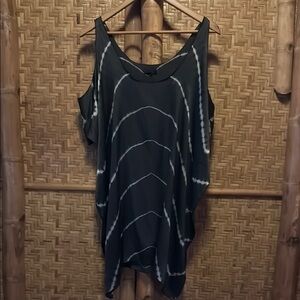 Indah Cold shoulder Black and White Tie-Dye silk Top med